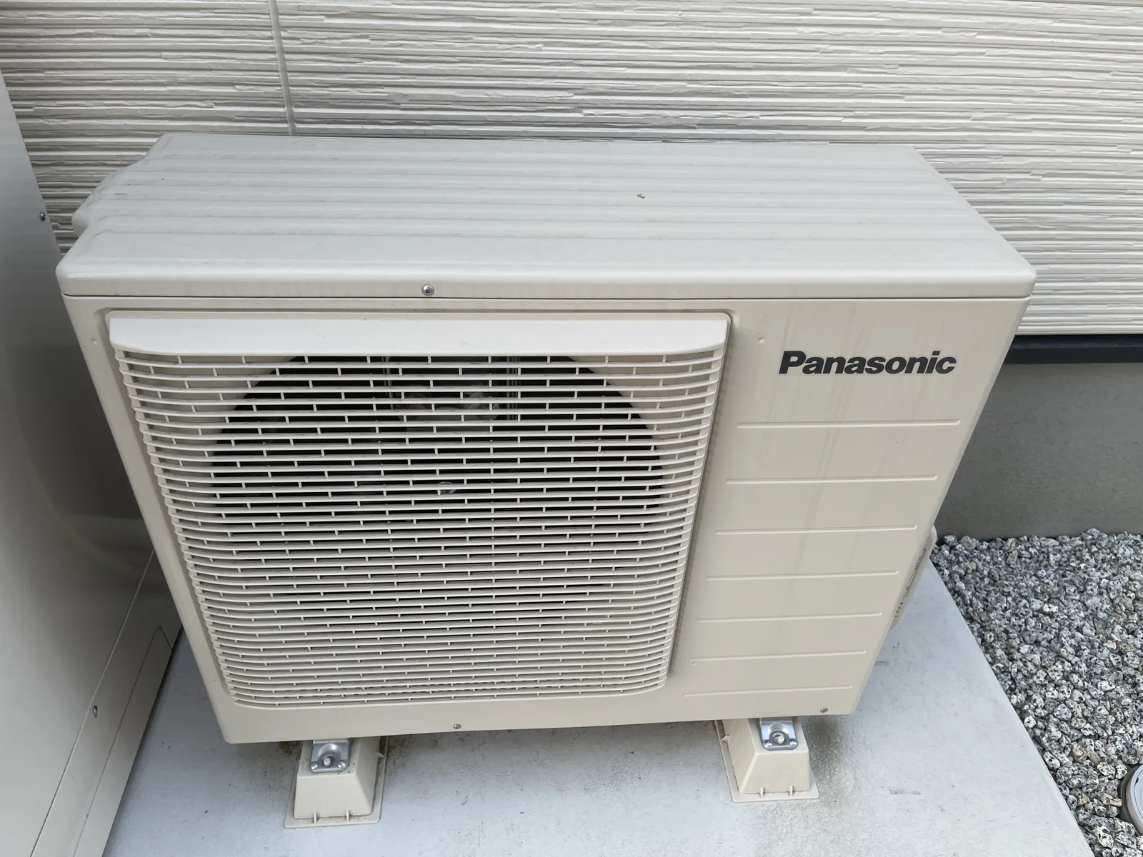 わが家のパナソニック製エコキュートのヒートポンプユニットを近くから撮影した実物写真
